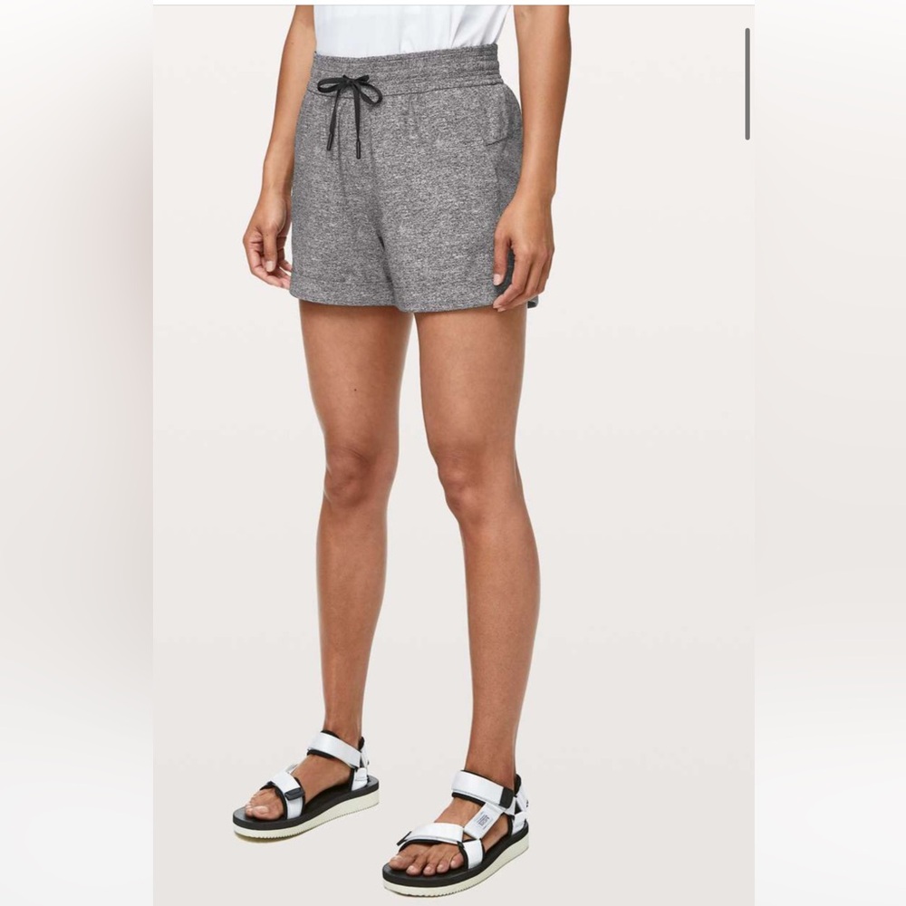 Lululemon Spring Break Away Short II 3”Size 4